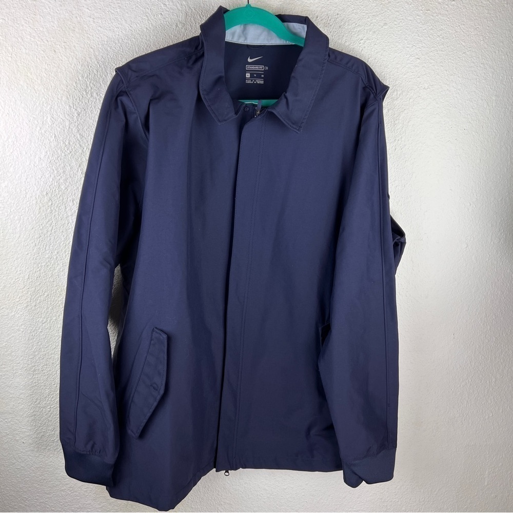 NIKE STANDARD FIT Rain/Outdoor Jacket. Two way zip front. Air vent on back.
